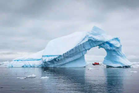 cruise ship that travel to antarctica