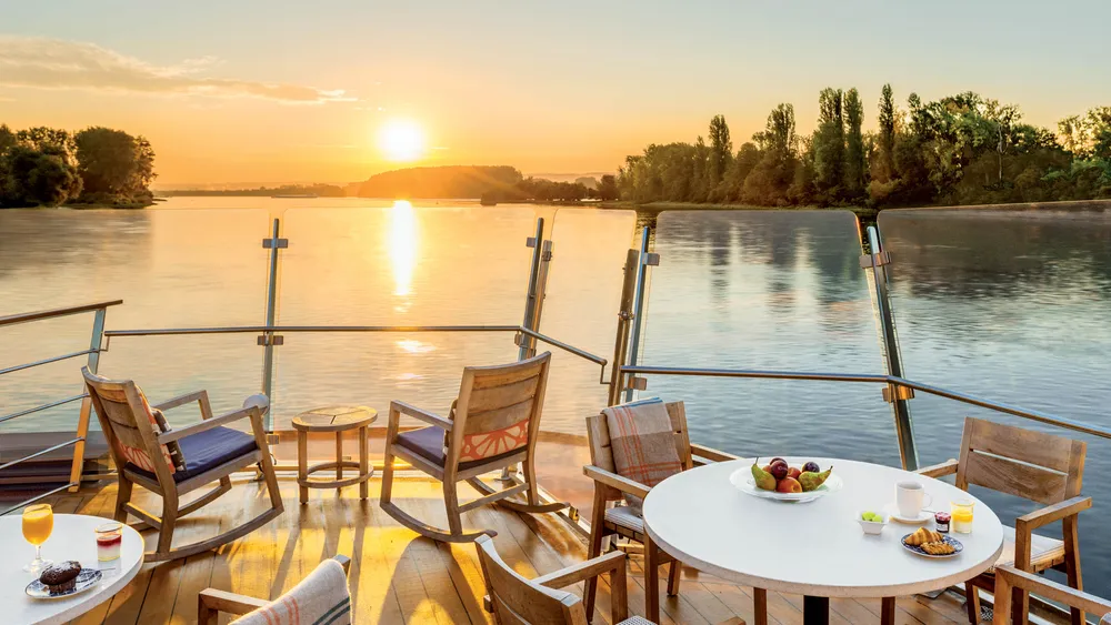 do viking cruises include breakfast