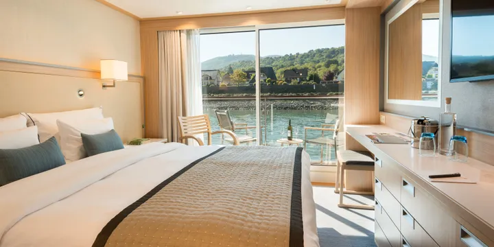 Veranda Stateroom bed